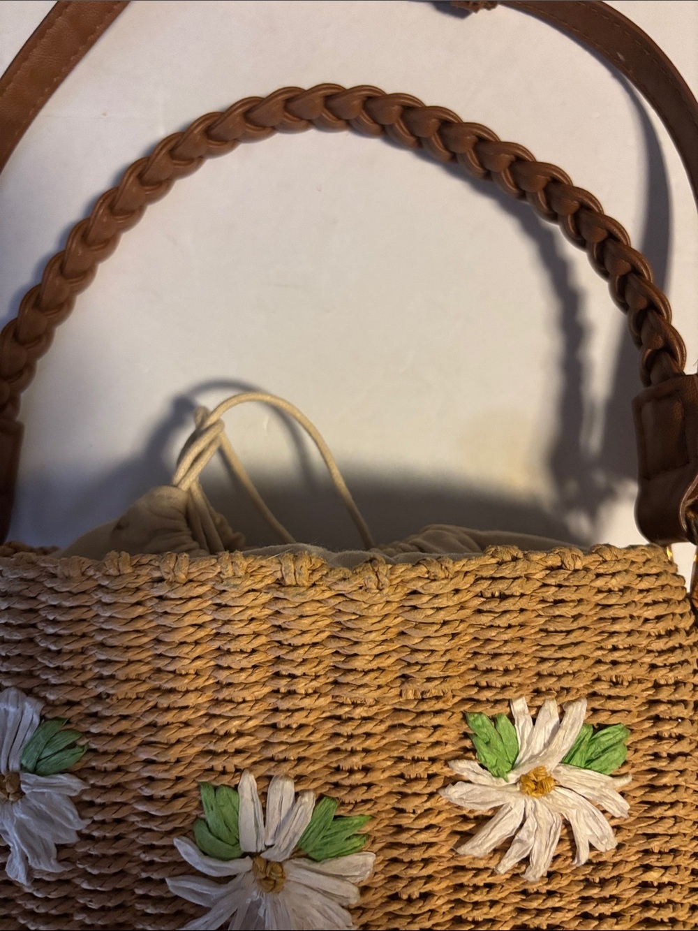 TAN STRAW BAG WITH GREEN AND WHITE FLOWER DESIGN BROWN FAUX LEATHER HANDLES - Picture 3 of 15